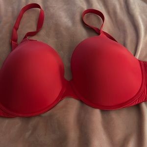 NWOT, Victoria Secret, Pink t-shirt bra. 44C, red. Excellent condition!